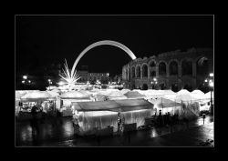 Verona Piazza Bra Banchetti S.Lucia Arena Stella B/N HDR Banchetti di Santa Lucia in Piazza Brà con stella che esce Arena