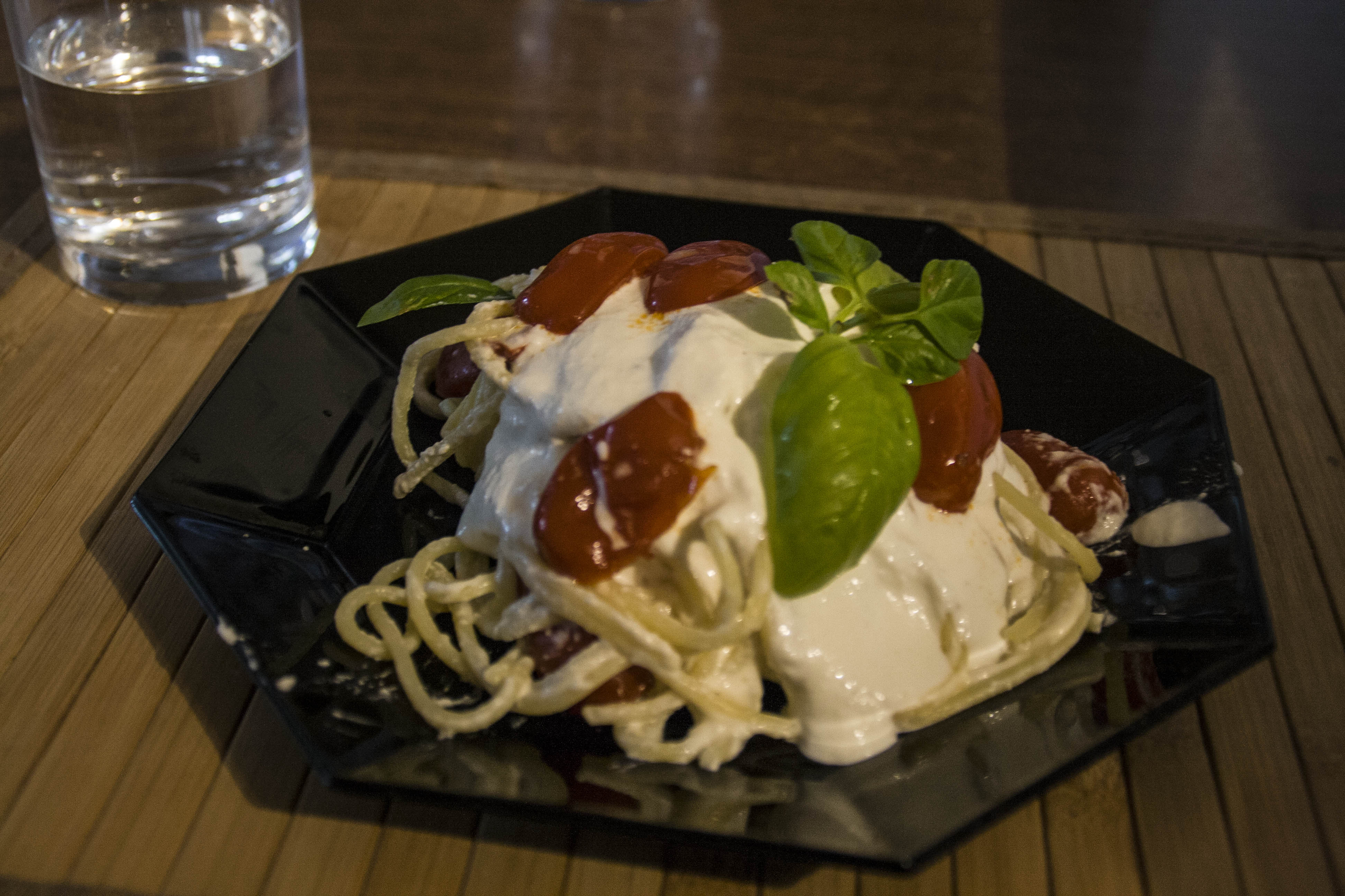 Spaghetti-burrata-pomodorini-basilico